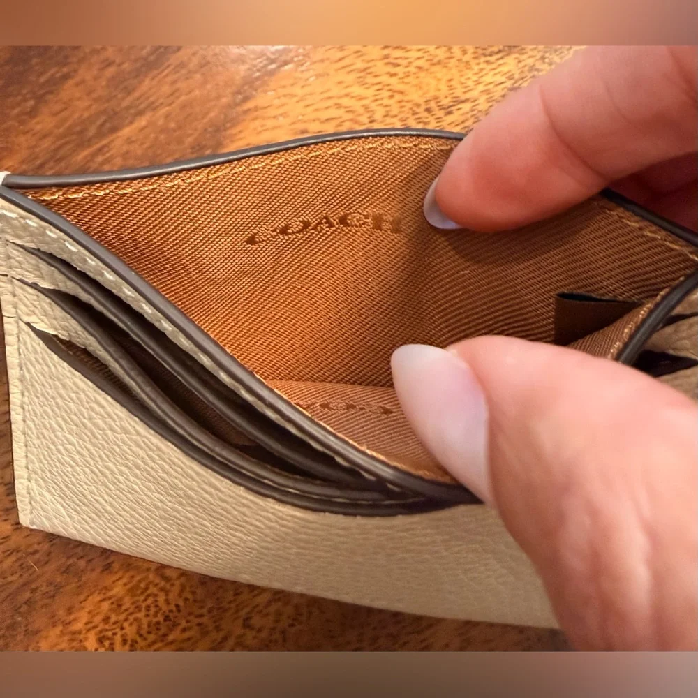 Coach Pebbled Leather Card Case Holder in Cream with Black 'C' Logo NWOT - Picture 10 of 12